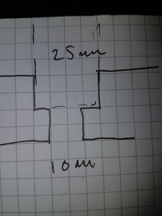 Handritad skiss av instruktion för att borra hål i en planka med markeringar för 25 mm och 10 mm.