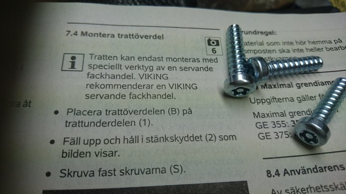 Instruktion för montering av en kompostkvarndel med en notis om att särskilt verktyg krävs, ackompanjerat av tre skruvar.