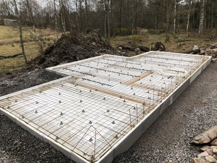 Armeringsjärn på träformar redo för betonggjutning i byggprojekt.