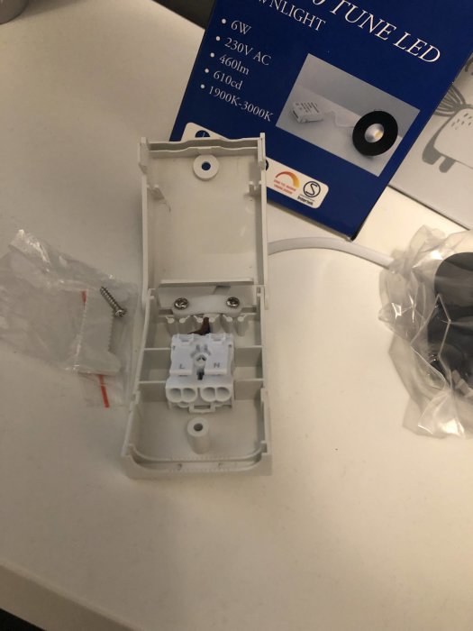 230V LED-spotlights kopplingsplint och förpackning, med dubbla anslutningar för nolla och fas.