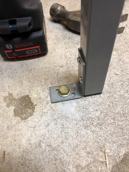 Excenterchuck, vanlig chuck och slagchuck nämnda i färdigt bänkskivsstöd monterat i garagegolv.