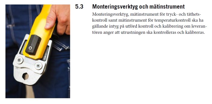 Person som håller ett pressverktyg för rörkopplingar, med text om kalibrering.