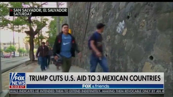 Skärmbild från Fox News med texten "TRUMP CUTS U.S. AID TO 3 MEXICAN COUNTRIES", människor går på gata i San Salvador.