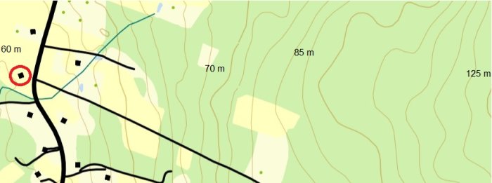 Karta som visar markhöjder nära ett hus markerat med en röd cirkel, potentiellt relevant för dräneringsfrågor.