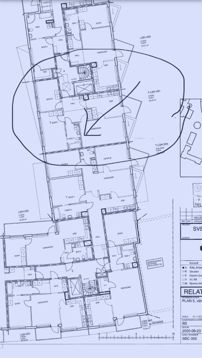 Arkitektonisk ritning av en flervåningsbyggnad med markerade lägenhetsplaner.