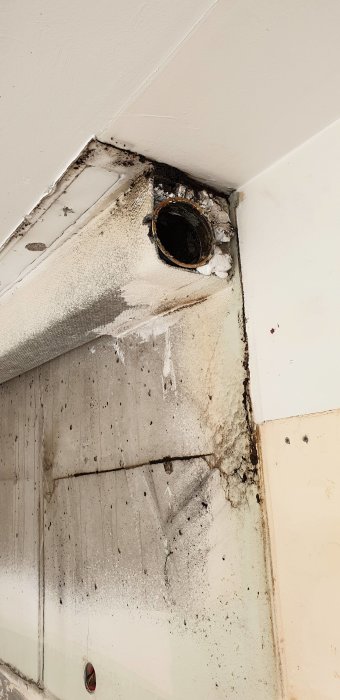 Bild på ett hörn av ett renoveringsprojekt där man ser röruttag och avskalade väggytor med misstänkt asbest.