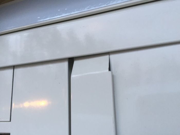 Aluminiumklädd kant av elitfönsters lyftglidparti med synlig böjning.
