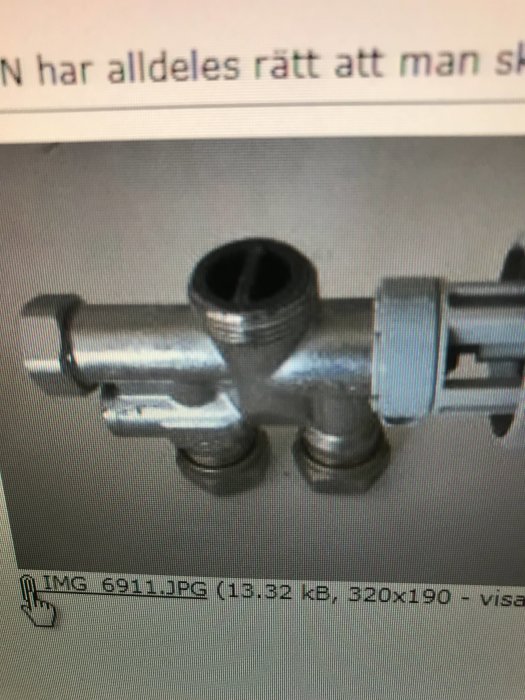 Radiatorkoppling med ett inkommande rör och delad halvmåne inuti, möjlig pluggpunkt för borttaget element.