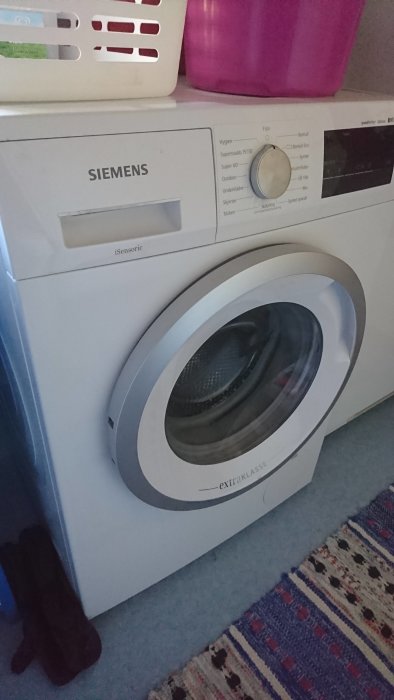 Siemens IQ300 tvättmaskin i ett hemmiljö, används för att illustrera en fråga om ett tekniskt problem.