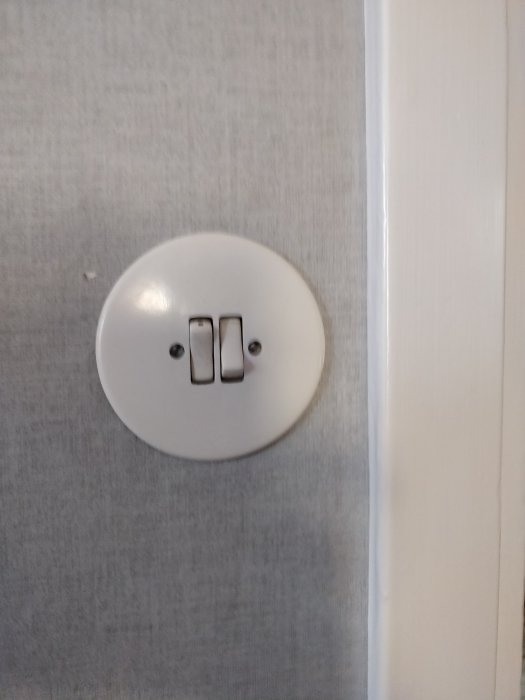 Trappkopplingsströmställare på vägg som användaren vill modifiera för ständigt tända lampor.