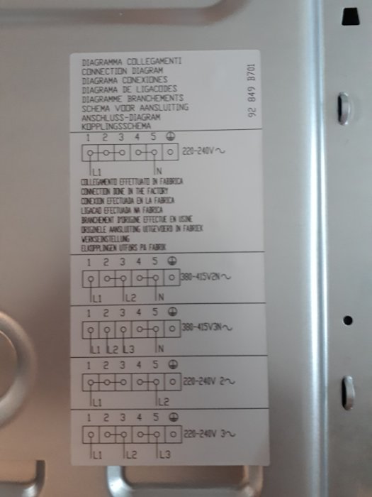 Elspisens anslutningsschema med instruktioner för olika spänningar på en etikett.