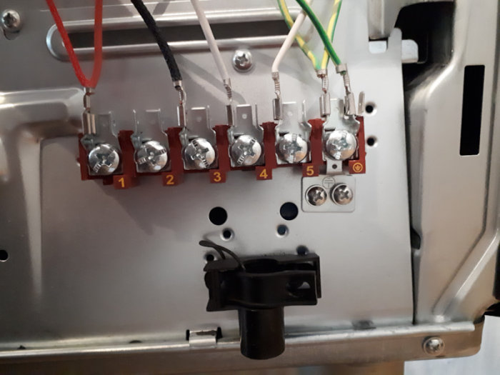 Elektrisk anslutning i en spis med märkta pinnar 1 till 5 där kablar är kopplade till pinne 1, 3, 4 och 5 med en tom pinne 2.