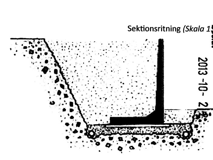 Sektionsritning som visar frånvarande dräneringsrör vid en stödmur enligt bygglovets relationsritning.