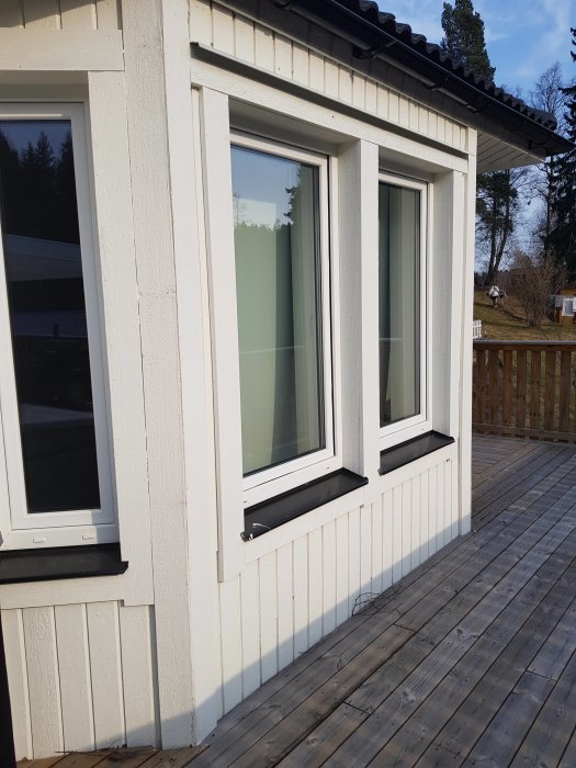 Renoverat burspråk på ett hus med nya fönsterbleck installerade för korrekt vattenavrinning.