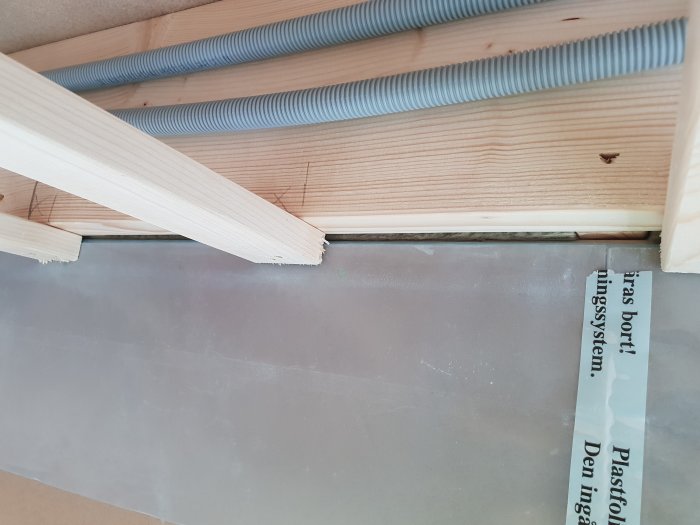 Detaljbild av otillräcklig överlappning av diffusionsspärr vid glespanel och innerväggsinstallation.