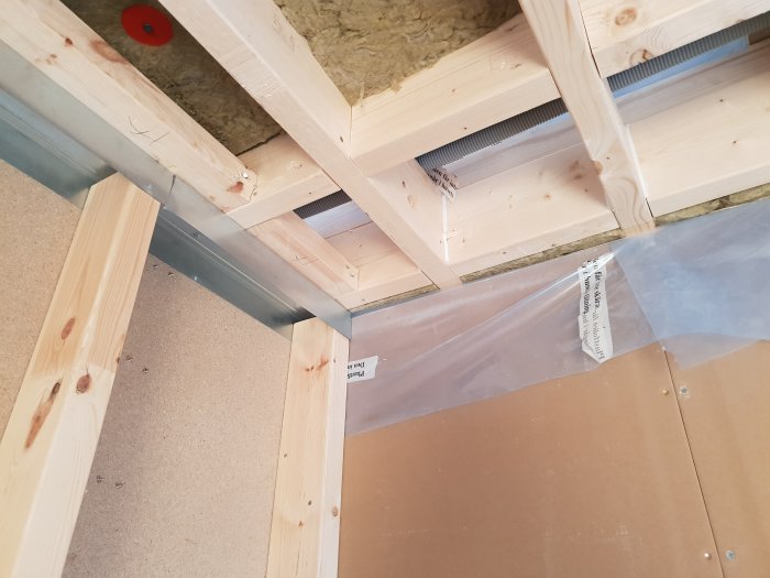 Byggnadsstomme med träreglar, isolering och ej utvikt diffusionsspärr.