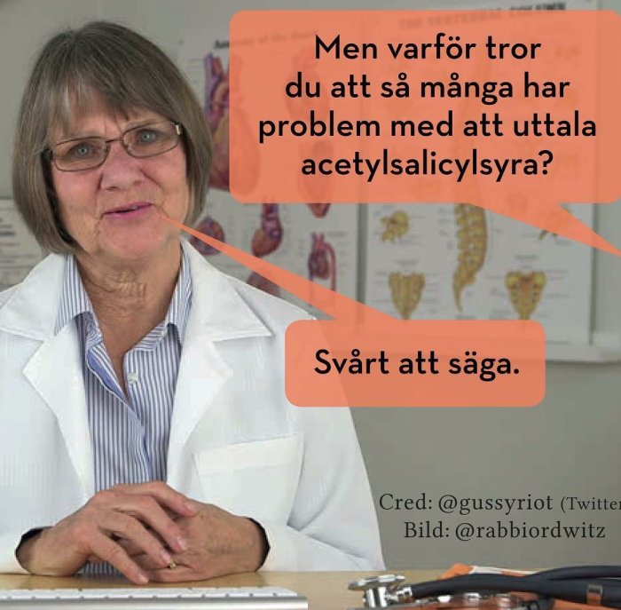 En kvinna i vit rock framför en tavla med medicinska illustrationer, med pratbubblor om uttalandet av acetylsalicylsyra.