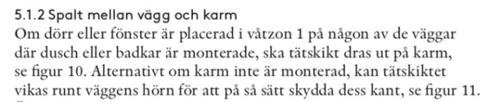 Text från en byggnorm om att tätskikt ska dras ut på karm eller vikas runt väggens hörn för skydd.