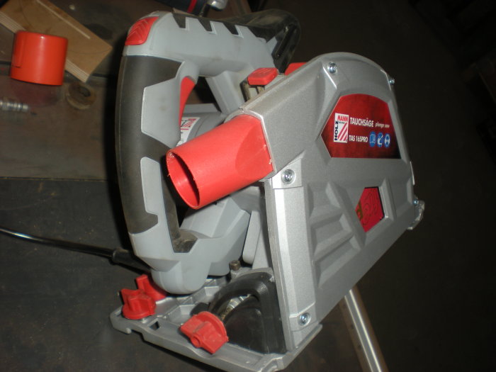 En Holzmann TAS165PRO sänksåg placerad på en arbetsyta.