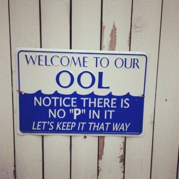 Skylt med texten "Welcome to our OOL, Notice there is no 'P' in it, let's keep it that way", fastsatt på en trädvägg.