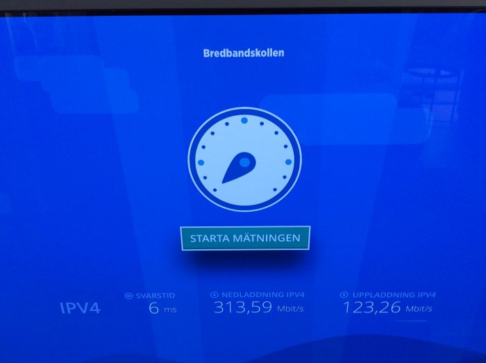 Skärmvisning av bredbandshastighetstest med resultatet 313,59 Mbit/s nedladdning och 123,26 Mbit/s uppladdning.