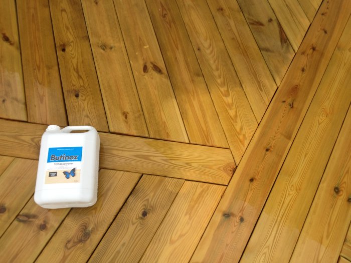 Flaska med Butinox Terrasslyser på blekt trätrall.