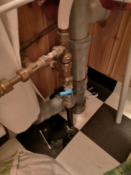 Vattenläcka vid huvudkran med synliga vattendroppar, installerad i ett hushåll.