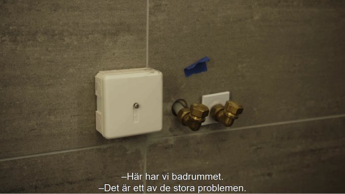 Vägg med VVS-installation, felaktigt kapade skyddsrör utanför kakel, utan tätskikt.