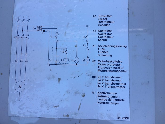 Elkopplingsschema på en högtryckstvätt med tekniska termer och kabelförklaringar.