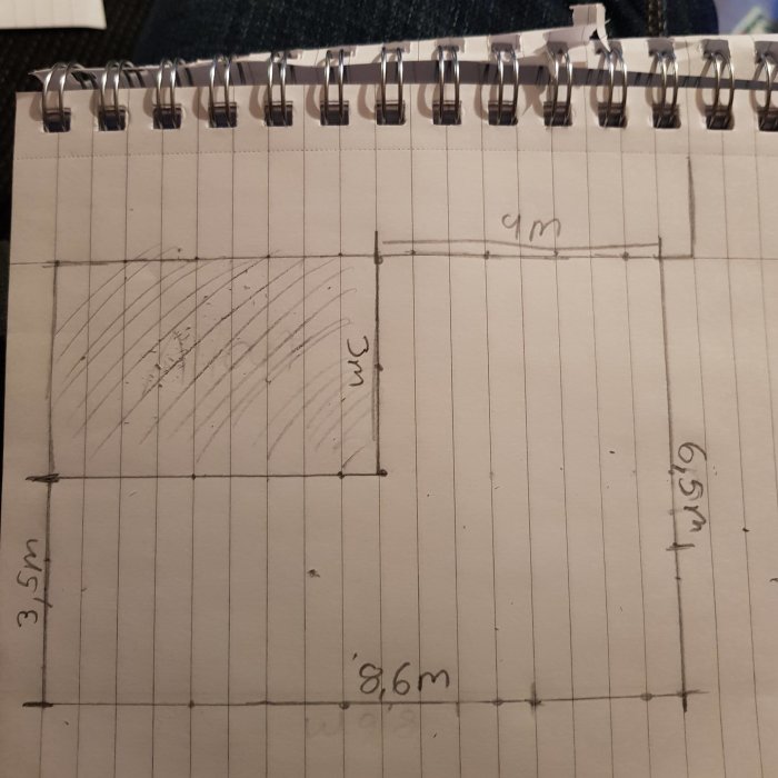 Handritad skiss av en altan med måtten 3x3, 9x9 och 8.6x6.9 meter markerade på rutat papper.