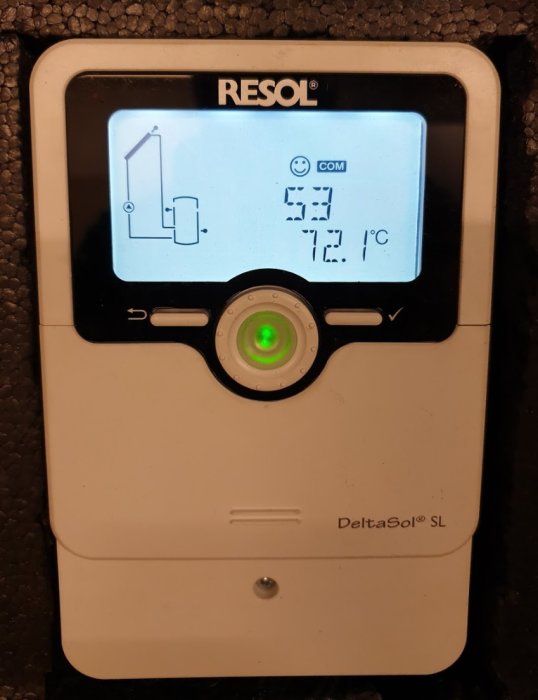 Resol DeltaSol SL kontrollenhet som visar en vattentemperatur på 72,1°C på dess upplysta digitala display.