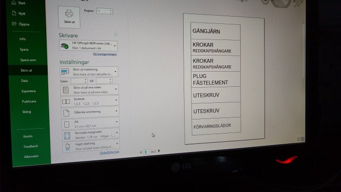 Dataskärm som visar utskriftsförhandsvisning av etiketter med texten "GÅNGJÄRN, KROKAR, REDSKAPSHÄNGARE" i ett ordbehandlingsprogram.