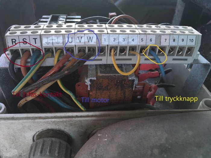 Elkopplingspanel med kablar märkta för 3-fas kontakt, motor, och tryckknapp.