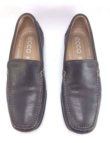 Svarta ECCO-loafers i läder på vit bakgrund.