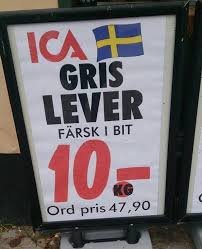 Skylt med felaktig särskrivning "ICA GRIS LEVER" istället för "ICA grislever".