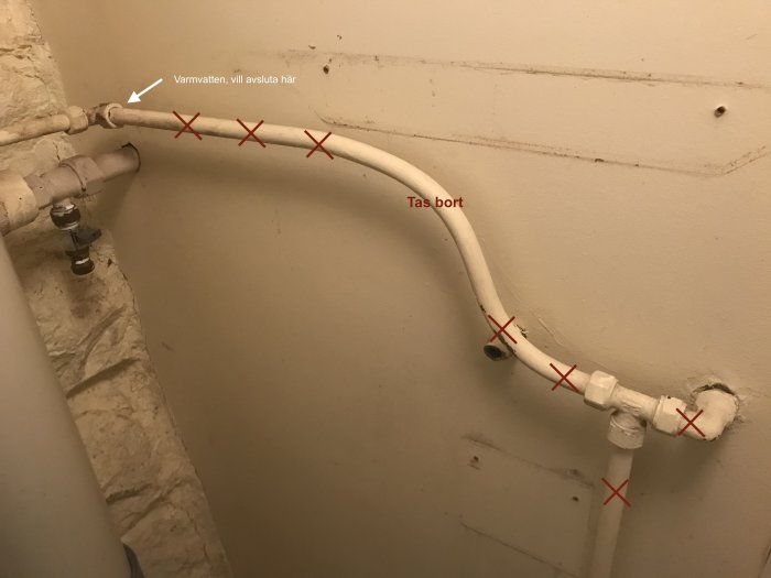 Gamla vattenrör markerade med röda kryss för borttagning, etiketterad med varmvatten och tas bort.
