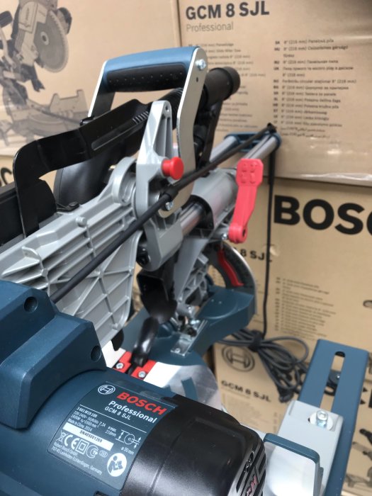 Bosch GCM 8 SJL kap- och geringssåg framför originalkartongen med specifikationer.