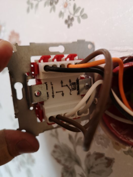 Närbild av öppen ljusbrytare med synliga ledningar och anslutningar, installering av dimmer diskuteras.