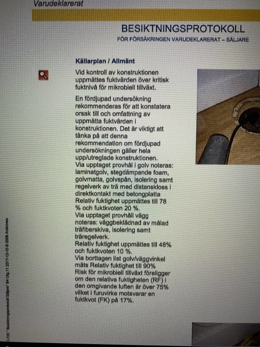 Besiktningsprotokoll med fuktighetsvärden och rekommendationer för ett hus, inklusive bild på fuktmätare mot träkonstruktion.