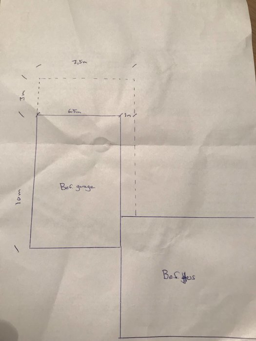 Handritad skiss av ett garage och tillbyggnad med måttangivelser.
