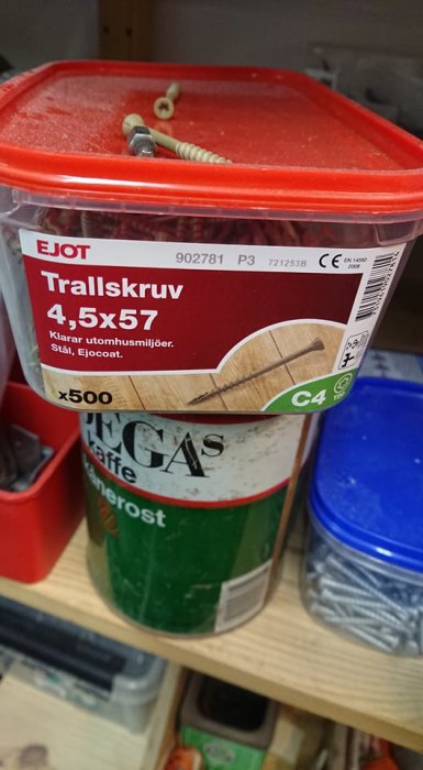 En burk med trallskruv 4,5x57 anpassad för utomhusbruk på en hylla.