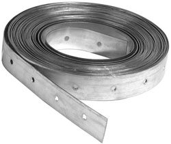 Rulle av perforerad stålband för förstärkning eller fästning i byggprojekt.