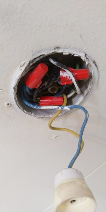 Elektrisk dosa i tak med trassligt nät av sladdar och kopplingar, saknar doslock.
