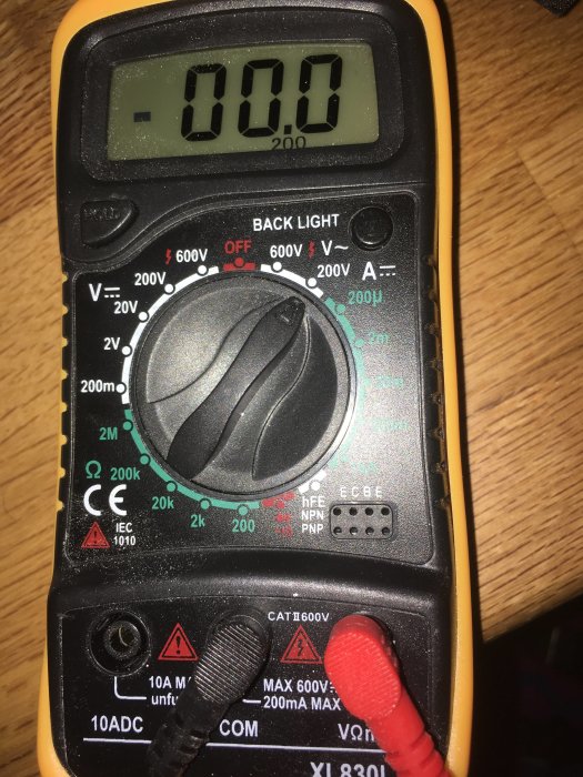 Multimeter visar noll volter på displayen med testledningarna inkopplade.