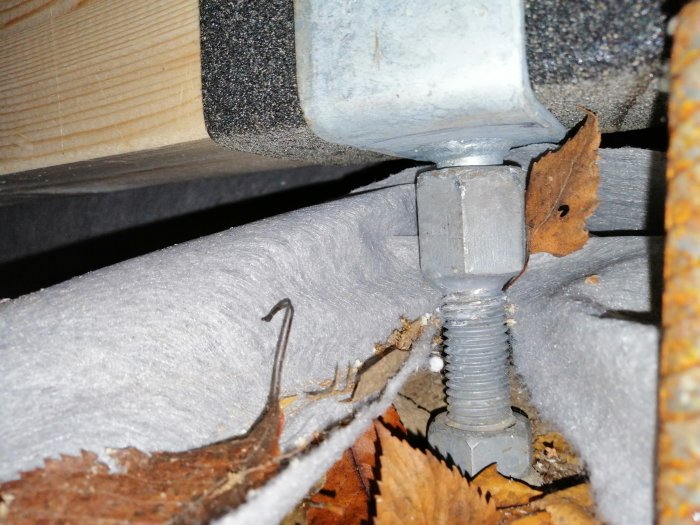 Joma Hero stolpsko monterad på ett betongfundament med träbalk, isolering och höstlöv runt omkring.