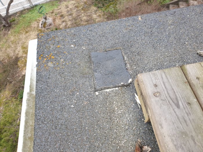 Terrasstak med tomt utrymme där en stolpe lossnat och kvarvarande limmad stolpe med takpapp.