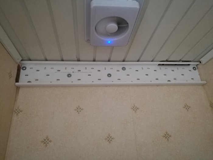 Kabelkanal monterad längs med vägg bredvid ett ventilationssystem.
