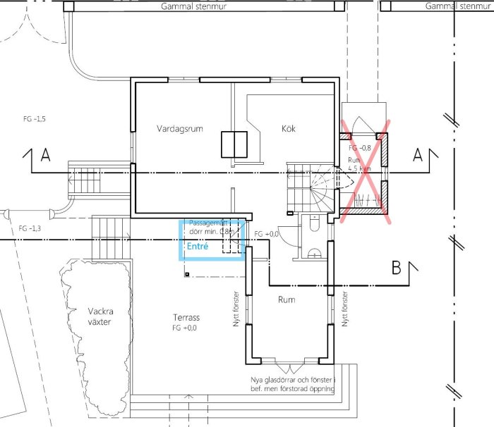 Arkitektritning av ett hus med markerad borttagning av en entré och möjlig placering för en ny entré.