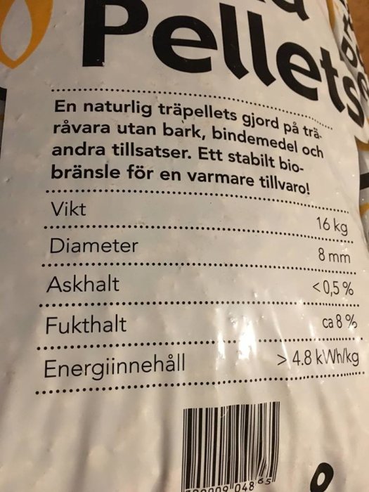 Närbild av en säck med pellets, med text som anger produktspecifikationer som vikt, diameter, askhalt och energiinnehåll.