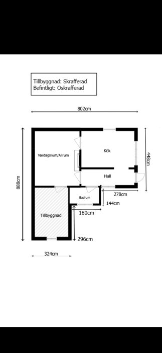 Ritning av husplan med mått, inklusive vardagsrum, kök, hall, badrum och tillbyggnad.